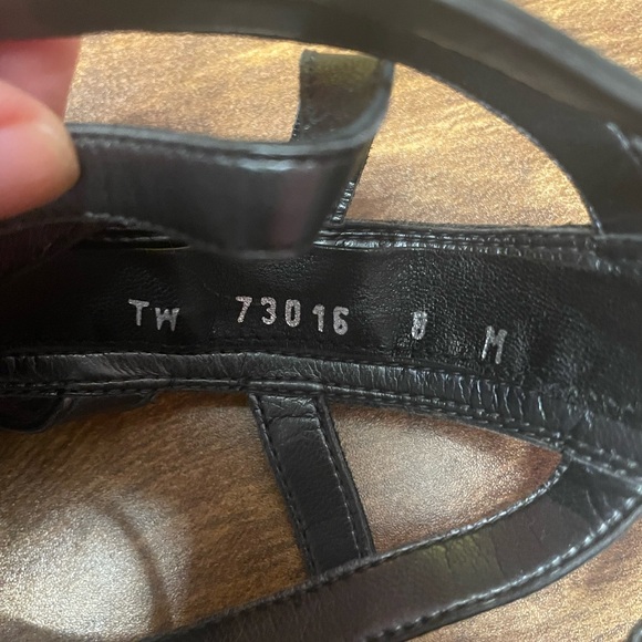 STUART WEITZMAN - Picture 8 of 11